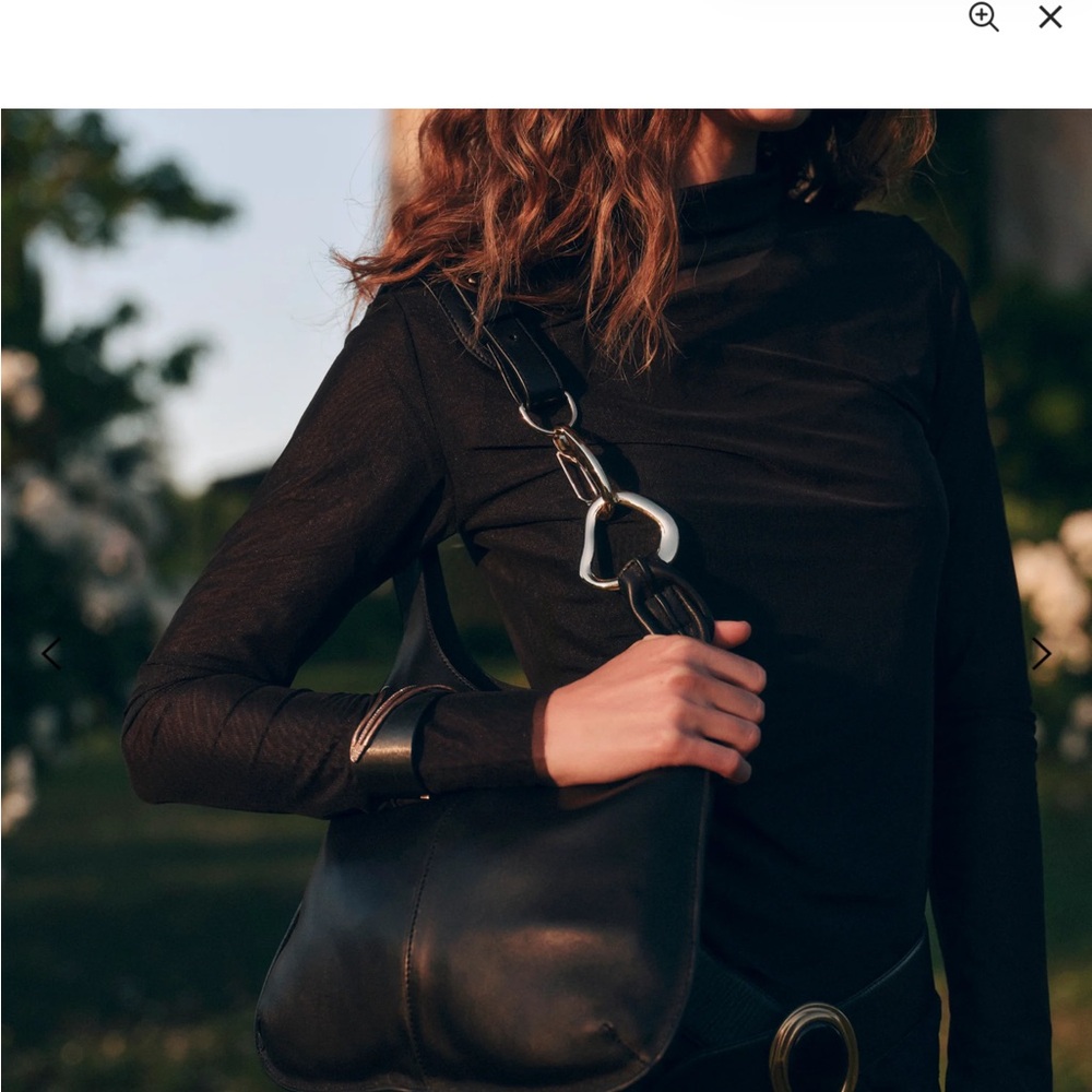 Dolce Vita Sleek Black Leather Shoulder Bag w Gold Accent, adjustable strap - Picture 6 of 9